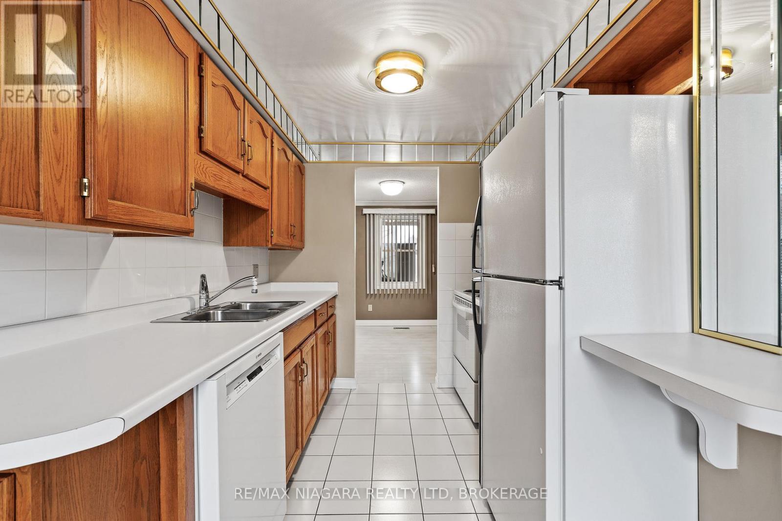 4 - 242 Lakeport Road, St. Catharines, Ontario  L2N 6V2 - Photo 5 - X12806808