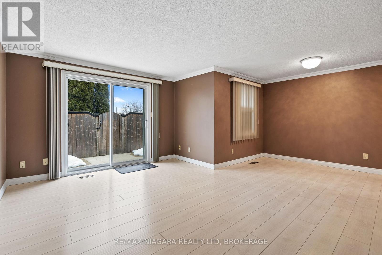 4 - 242 Lakeport Road, St. Catharines, Ontario  L2N 6V2 - Photo 8 - X12806808