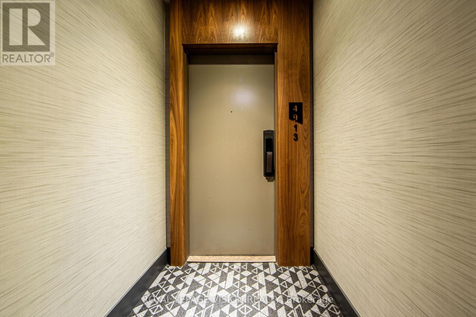 4913 - 10 York Street, Toronto (Waterfront Communities), Ontario  M5J 0E1 - Photo 8 - C12806618