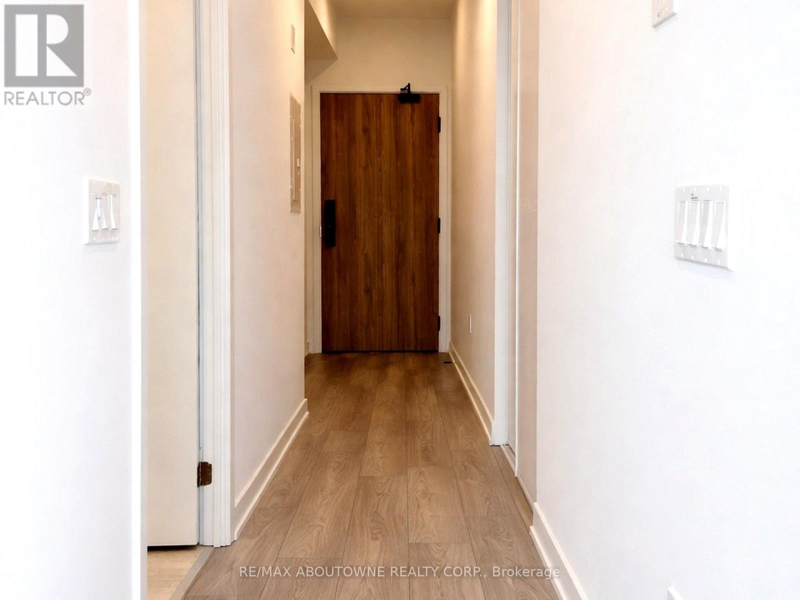 1709 - 1 Fairview Road E, Mississauga, Ontario  L5A 4C6 - Photo 3 - W12806626