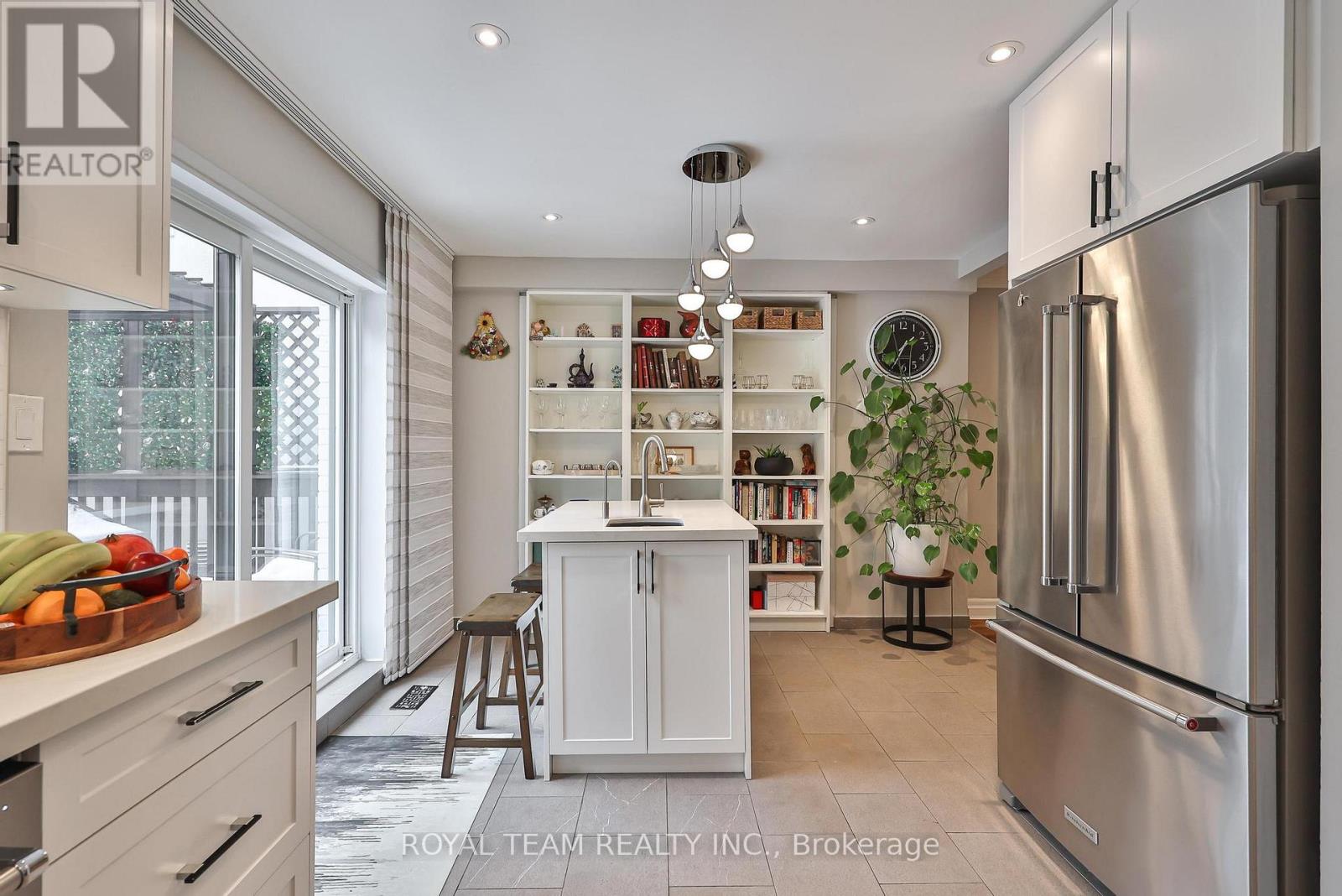 91 South Kingsway Way, Toronto, Ontario  M6S 3T4 - Photo 17 - W12806670