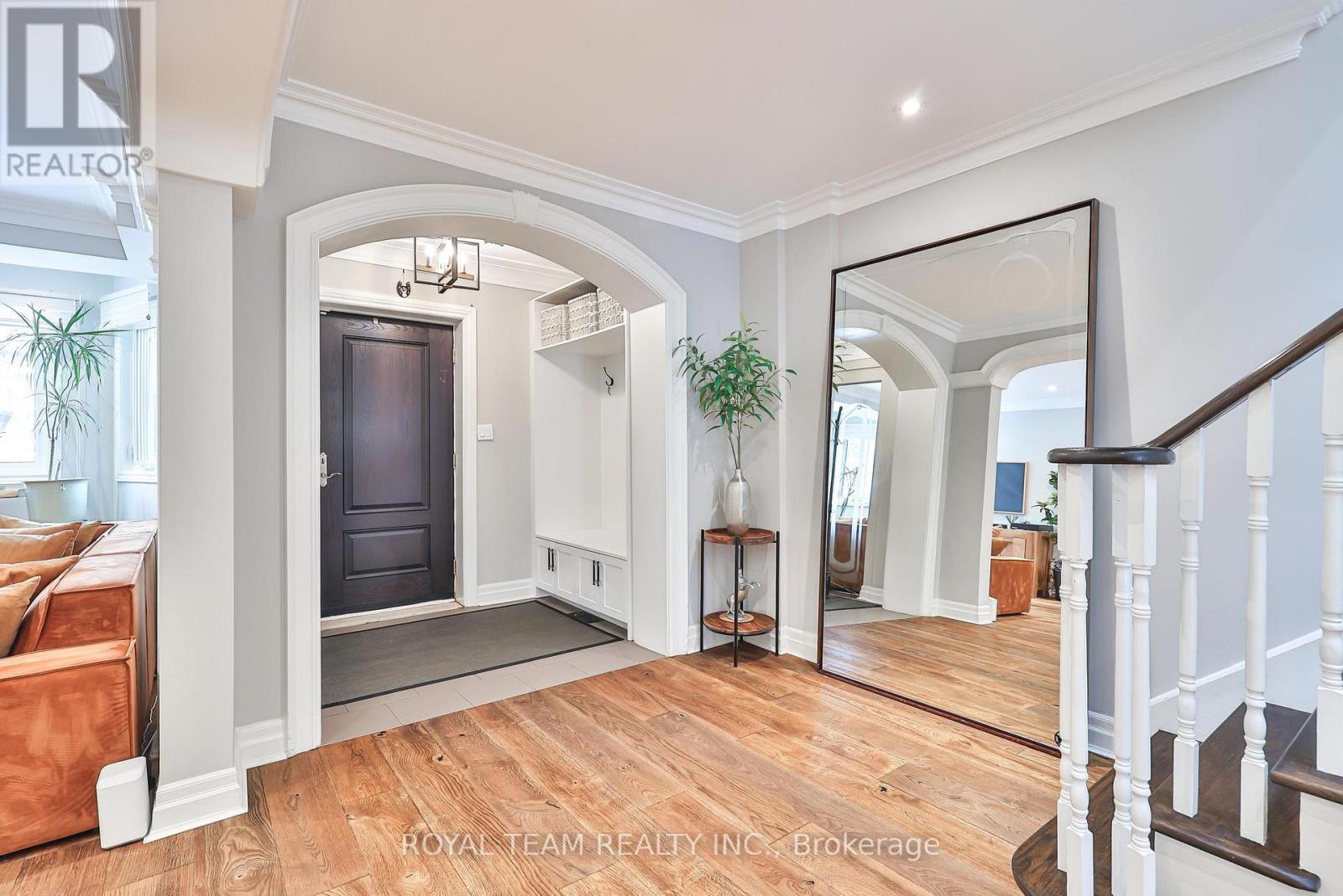 91 South Kingsway Way, Toronto, Ontario  M6S 3T4 - Photo 4 - W12806670