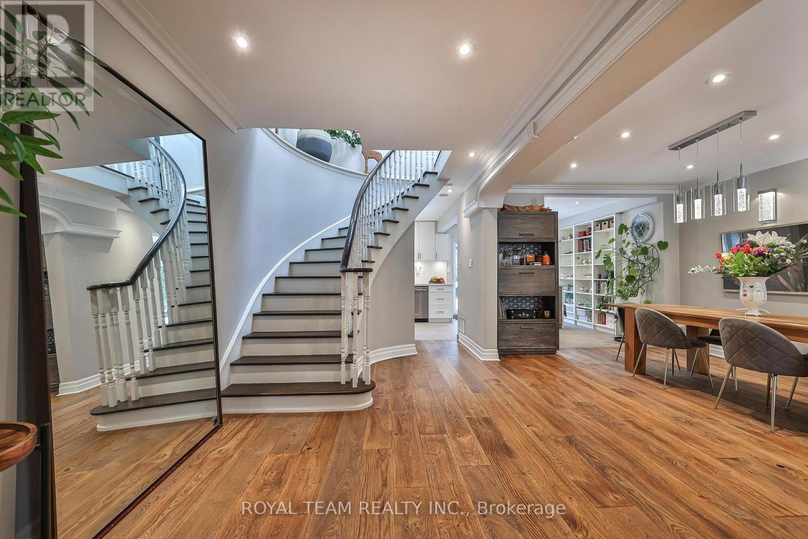 91 South Kingsway Way, Toronto, Ontario  M6S 3T4 - Photo 5 - W12806670