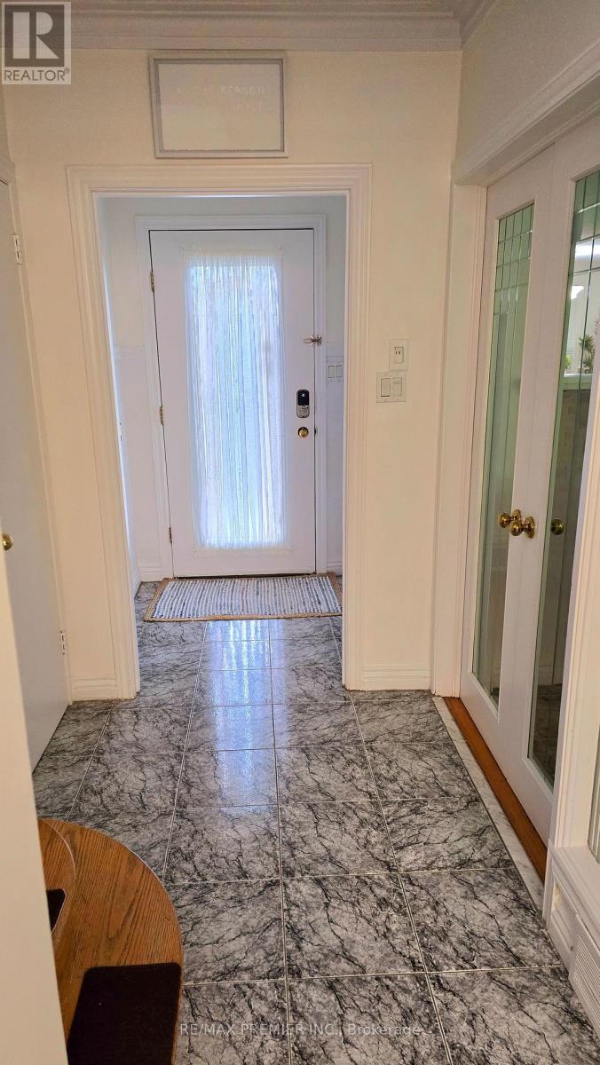 11 Northolt Court, Toronto, Ontario  M9A 3B1 - Photo 3 - W12806750