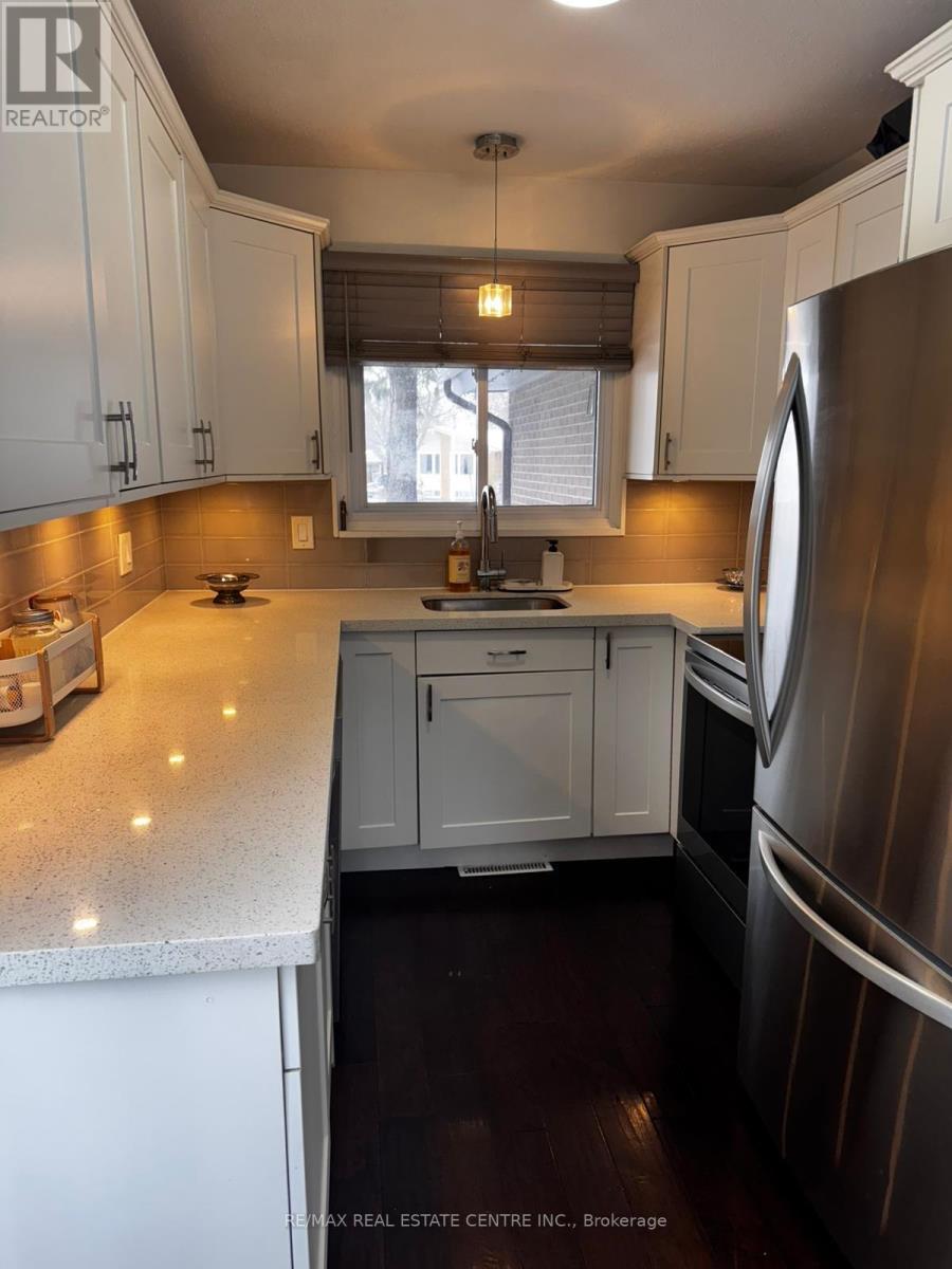 Upper - 33 Westway Place, Hamilton, Ontario  L9C 2E9 - Photo 11 - X12806612