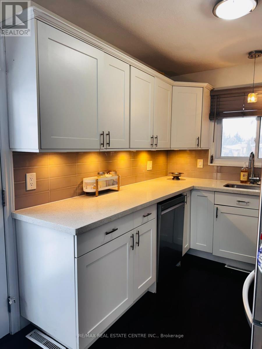 Upper - 33 Westway Place, Hamilton, Ontario  L9C 2E9 - Photo 12 - X12806612