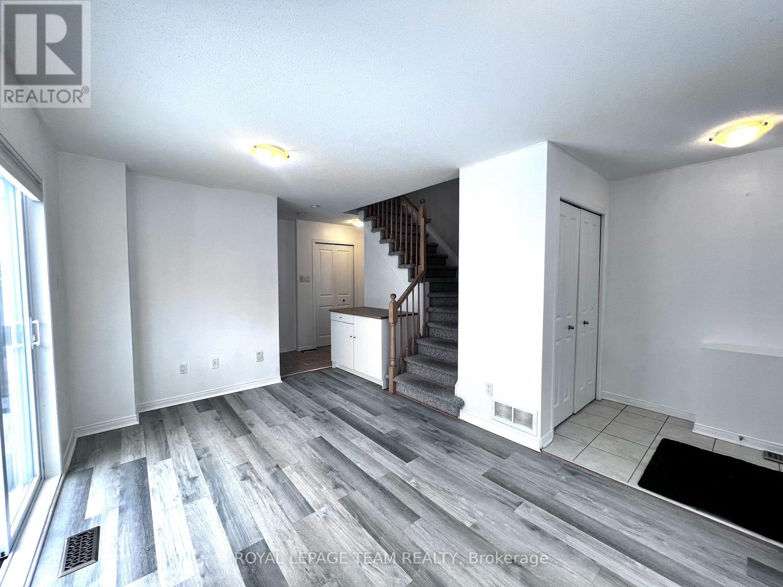 119 Songbird Private, Ottawa, Ontario  K2H 0A3 - Photo 4 - X12806826