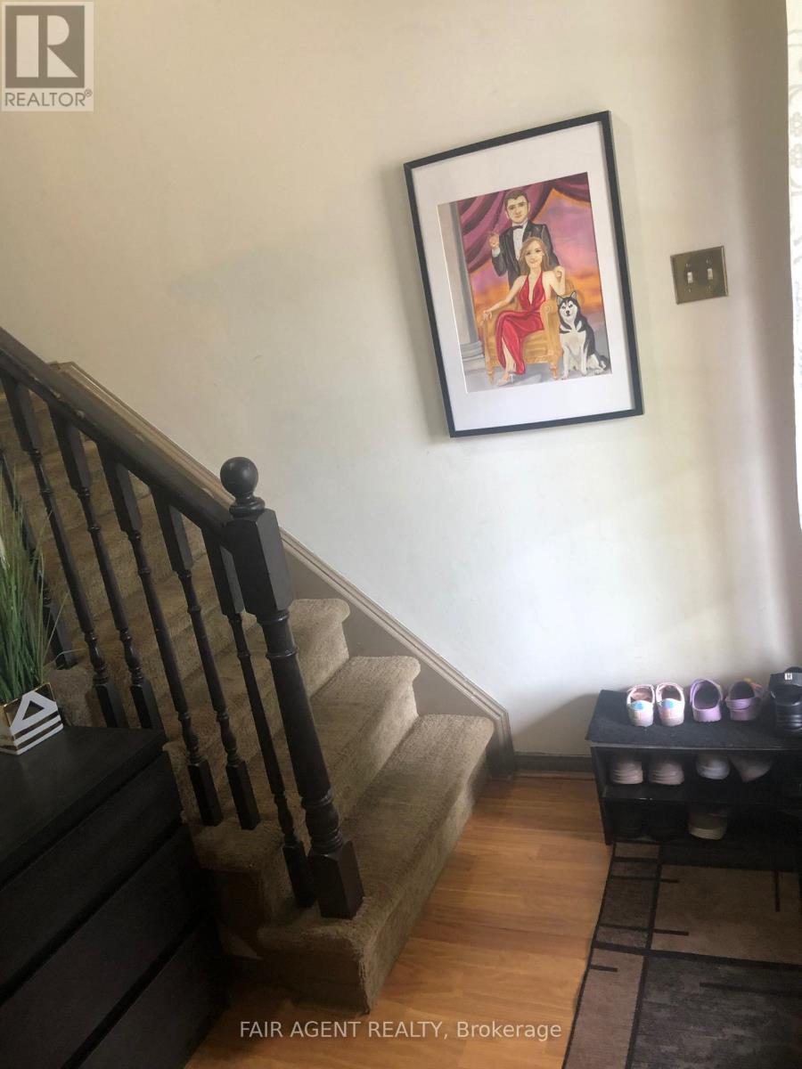 562 Erinbrook Drive, Kitchener, Ontario  N2E 3M8 - Photo 3 - X12806848