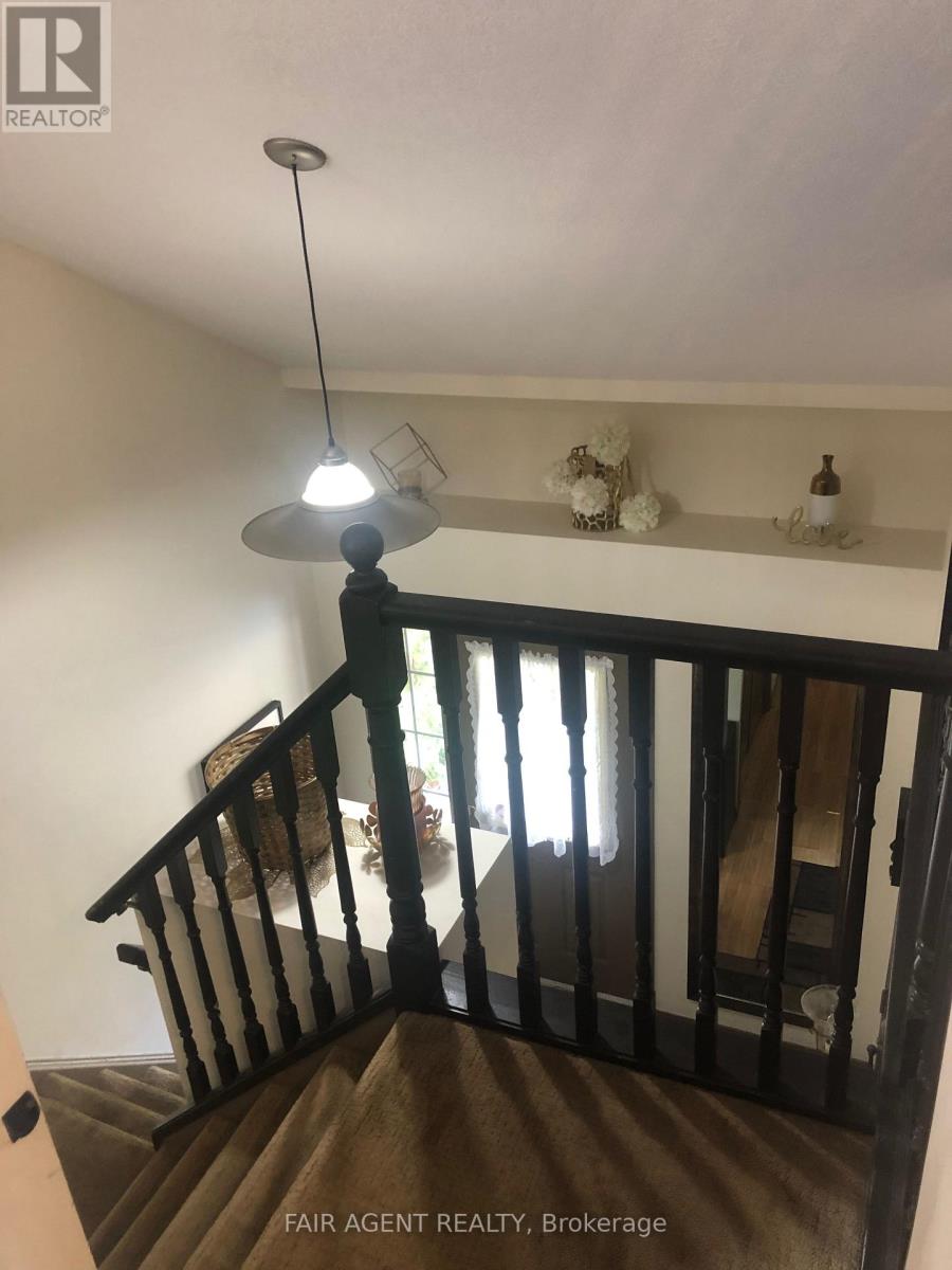 562 Erinbrook Drive, Kitchener, Ontario  N2E 3M8 - Photo 5 - X12806848