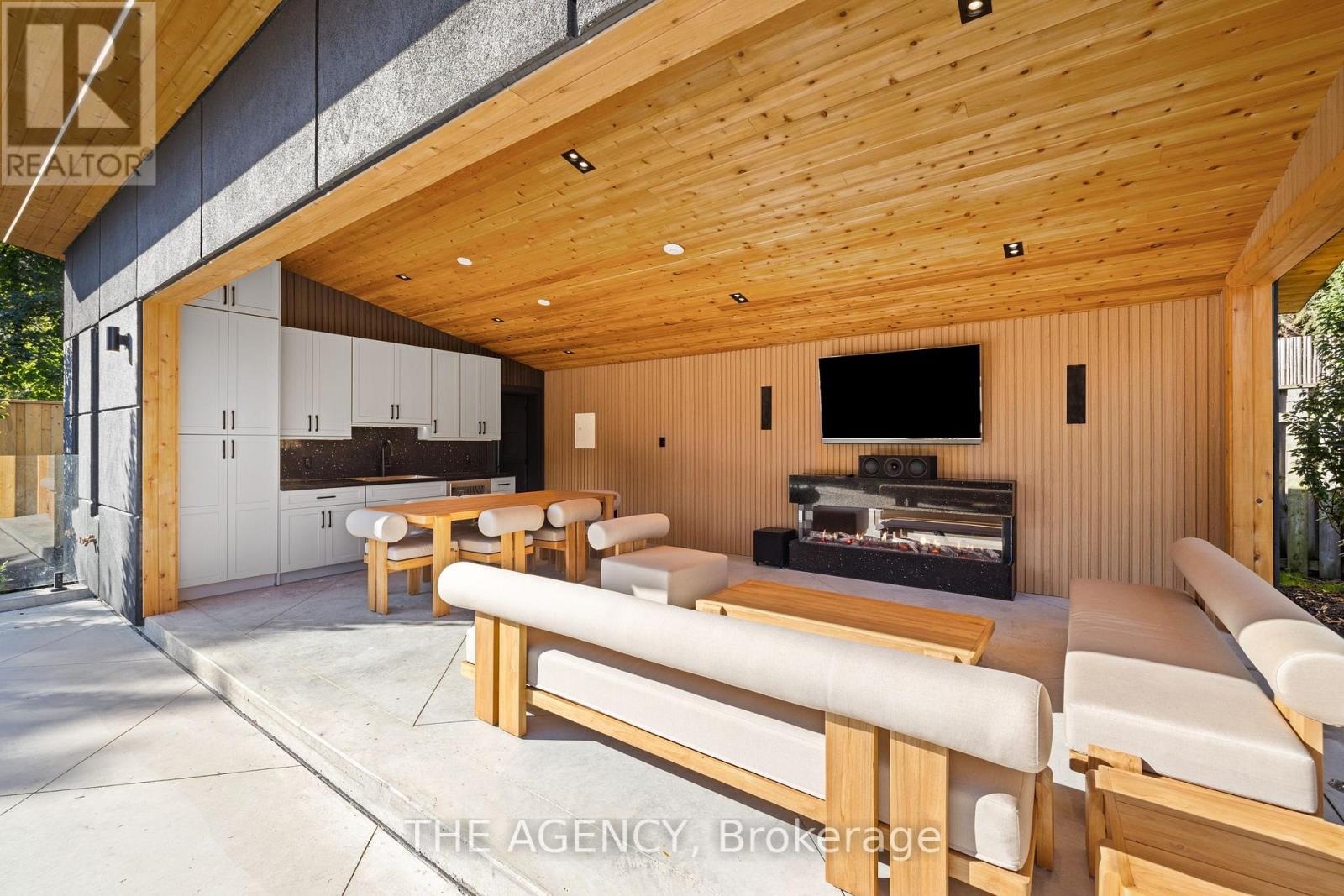 11 Burrows Avenue, Toronto, Ontario  M9B 4W8 - Photo 3 - W12806922