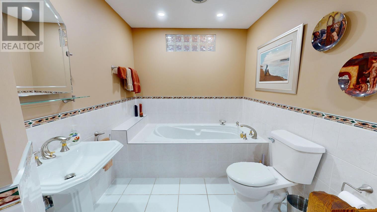 1139 Queen St E # Ph1, Sault Ste. Marie, Ontario  P6A 6K5 - Photo 23 - SM260085