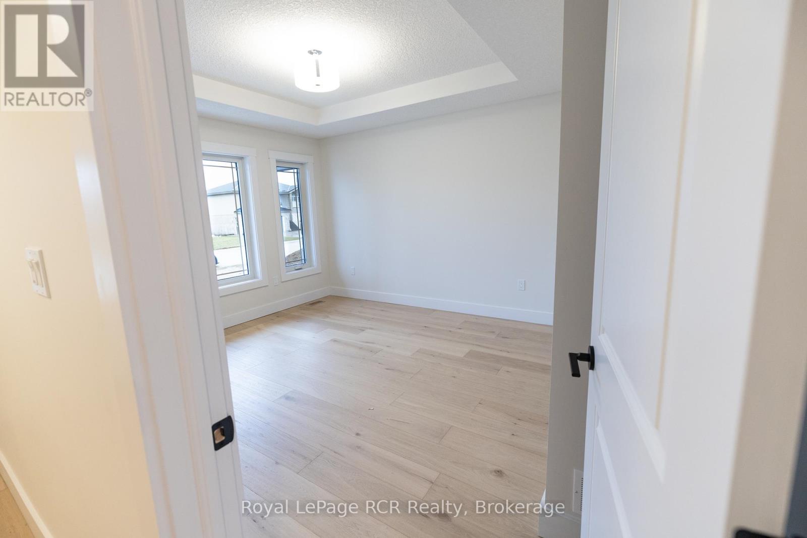 222 16th Avenue Crescent, Hanover, Ontario  N4N 3V3 - Photo 4 - X12807152