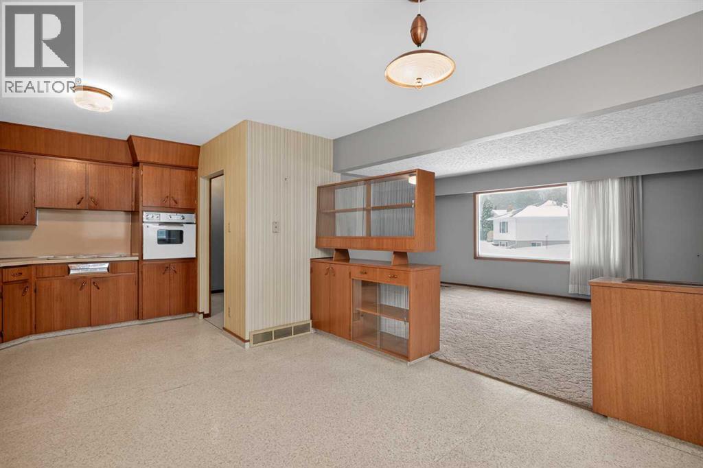 337 Capri Avenue Nw, Calgary, Alberta  T2L 0J4 - Photo 5 - A2286264