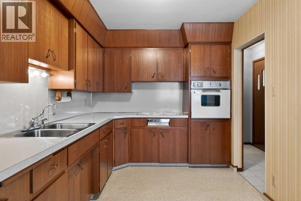 337 Capri Avenue Nw, Calgary, Alberta  T2L 0J4 - Photo 4 - A2286264