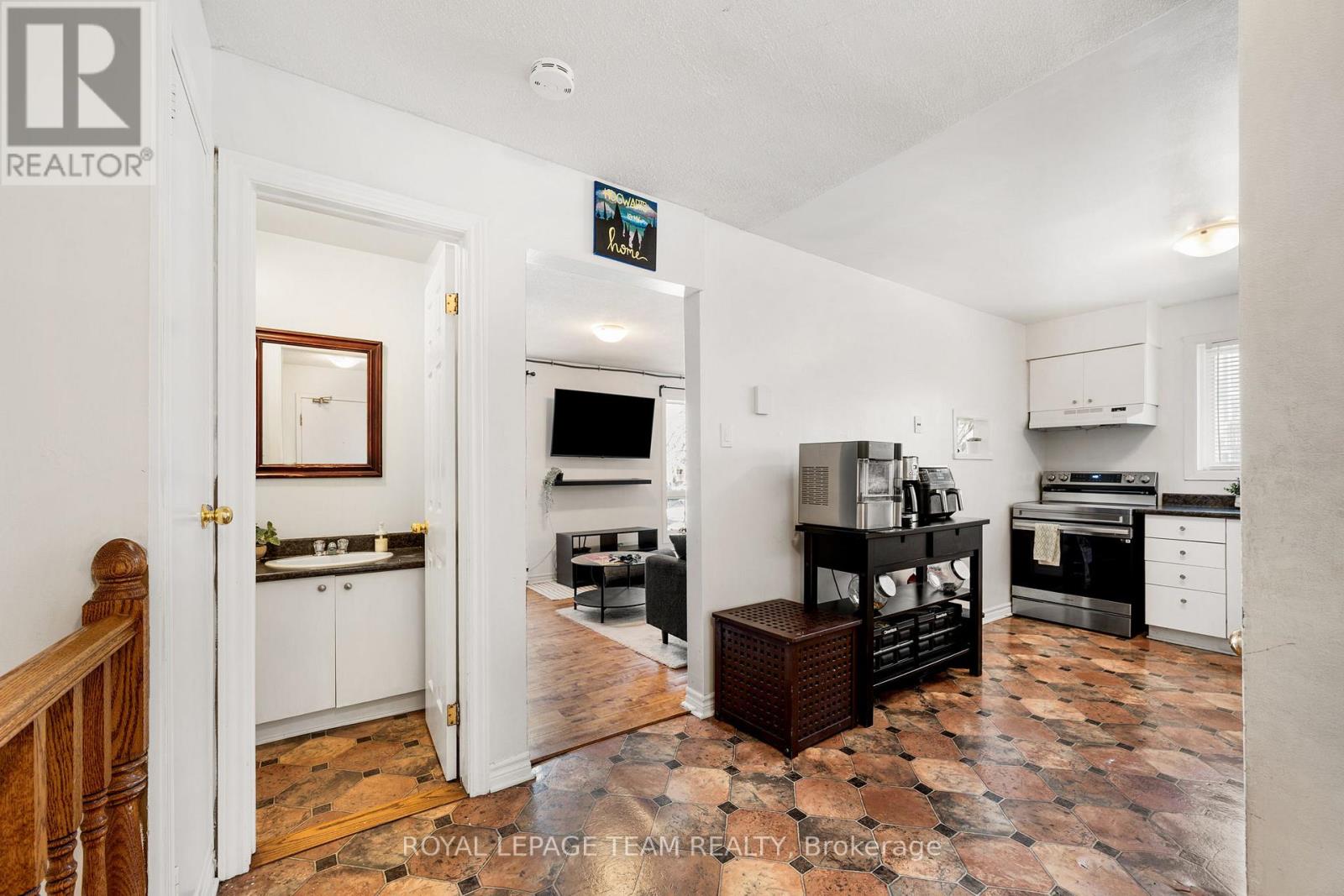 4 - 160 Fenerty Court, Ottawa, Ontario  K2L 3A7 - Photo 4 - X12807154