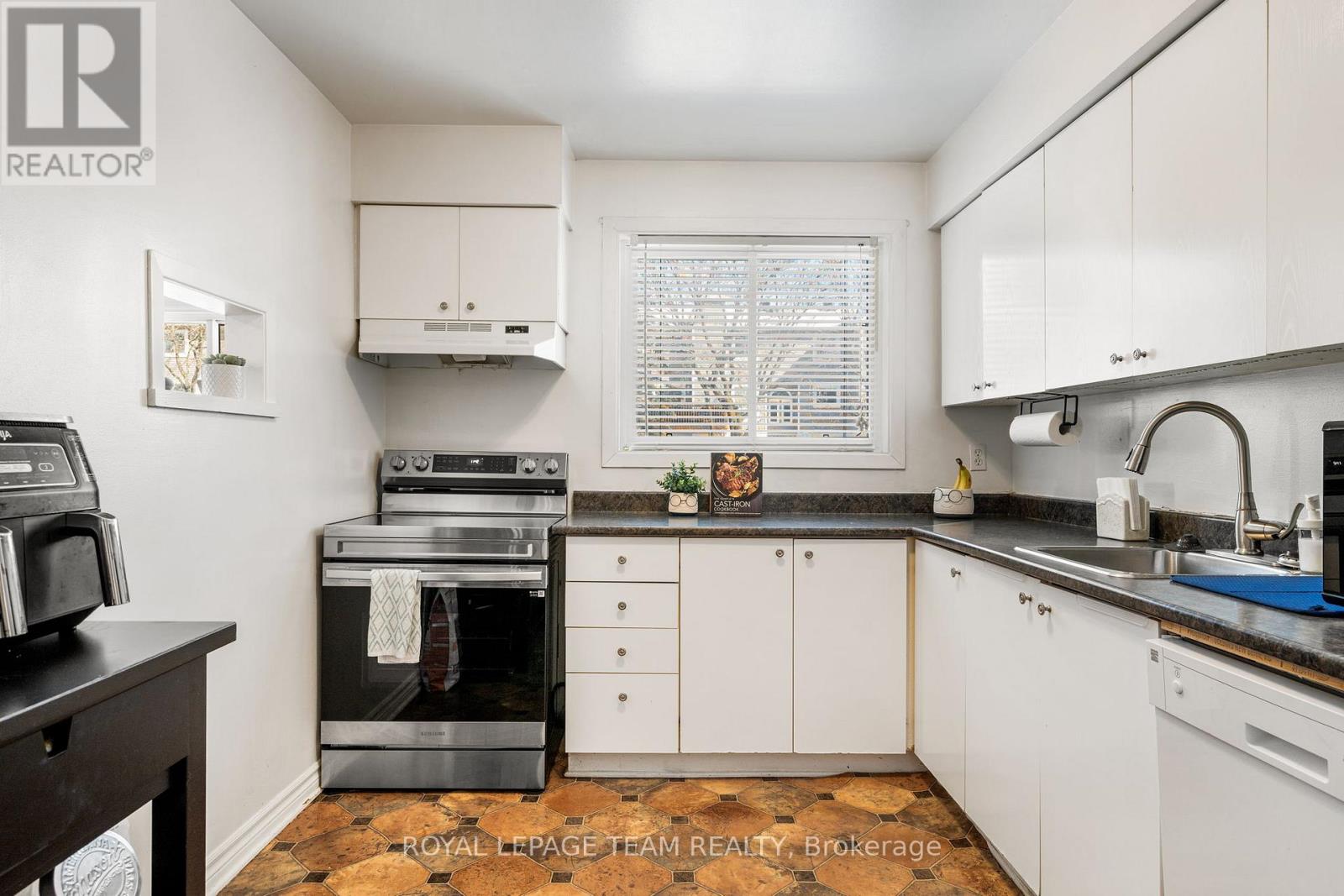 4 - 160 Fenerty Court, Ottawa, Ontario  K2L 3A7 - Photo 6 - X12807154