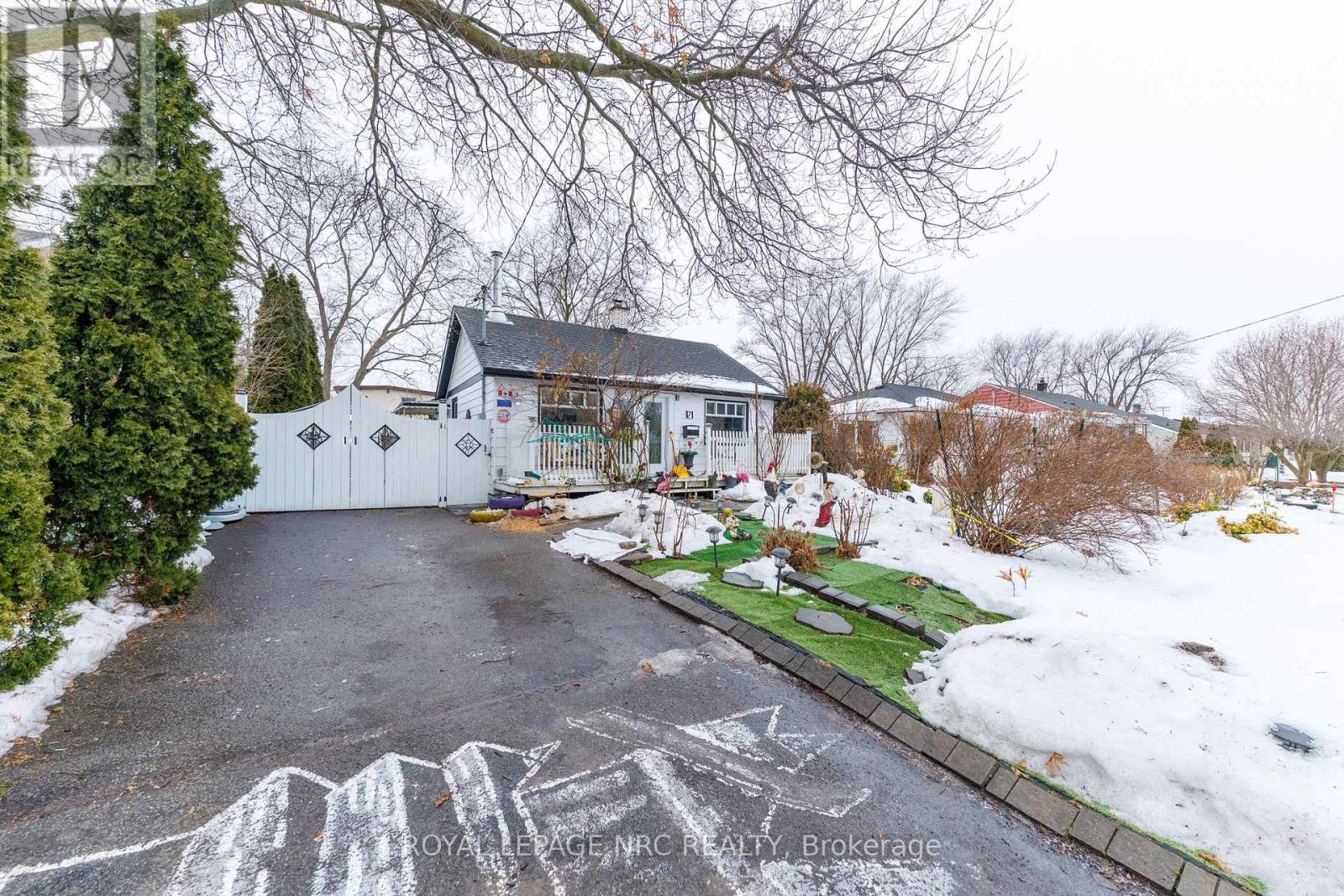 7 Vera Street, St. Catharines, Ontario  L2S 1C3 - Photo 2 - X12807086