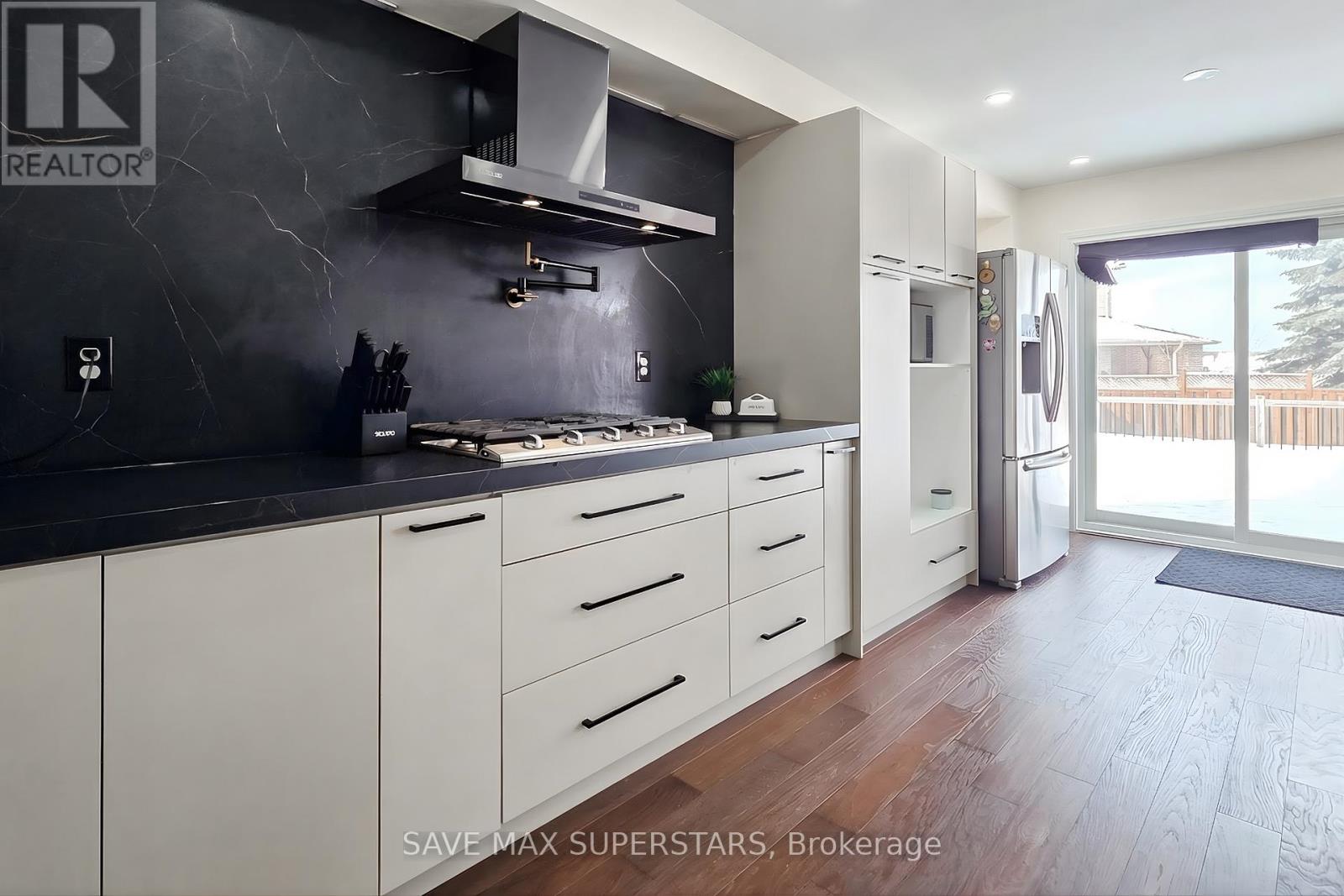 54 Gore Drive, Barrie (Ardagh), Ontario  L4N 5R5 - Photo 10 - S12806958