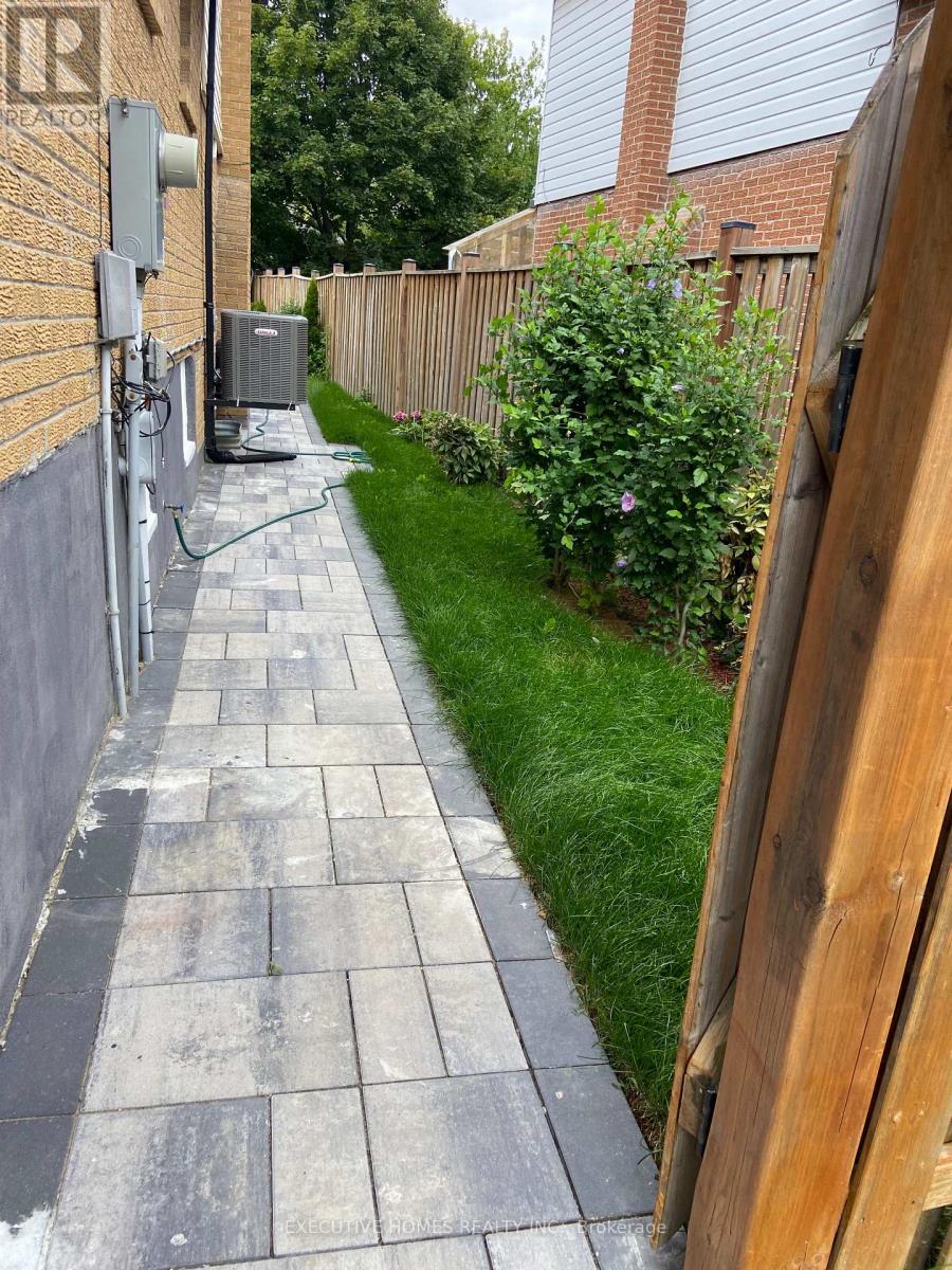 2685 Windjammer Road, Mississauga, Ontario  L5L 1T3 - Photo 2 - W12807034