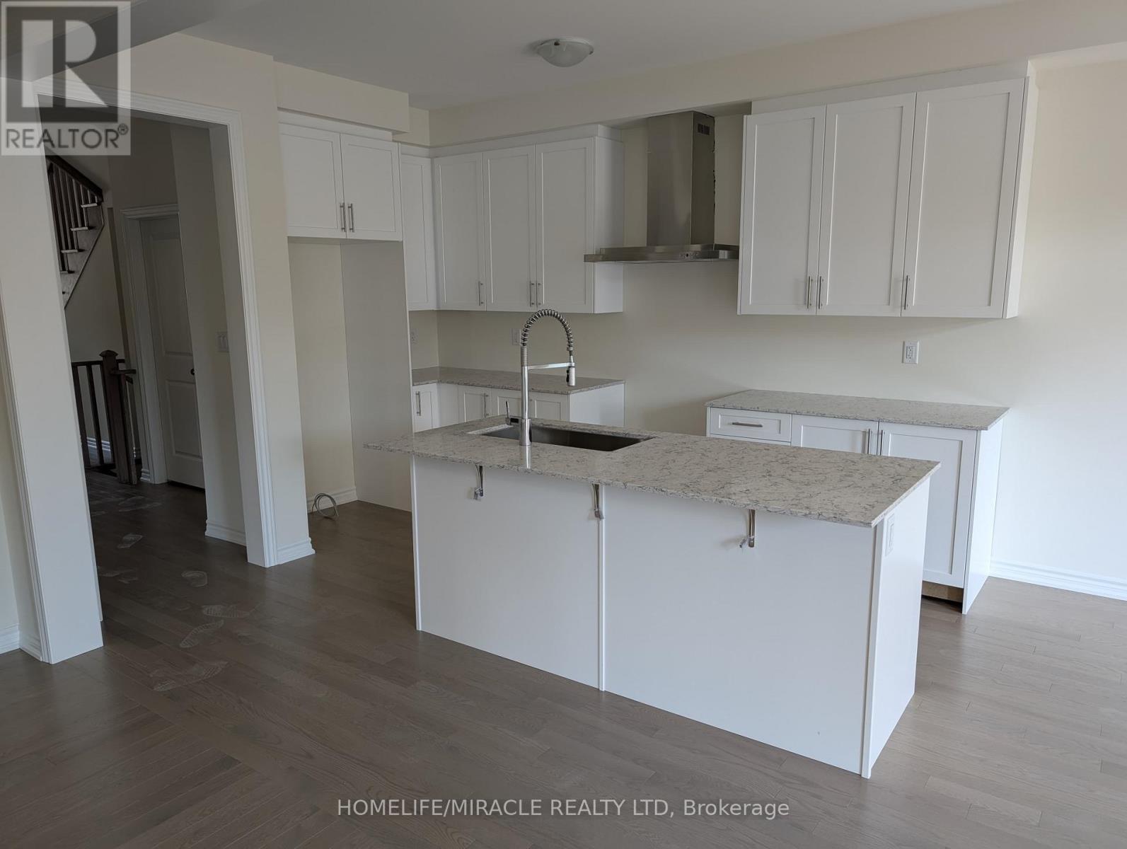 47 Arnold Circle, Brampton, Ontario  L7A 0B8 - Photo 2 - W12807036