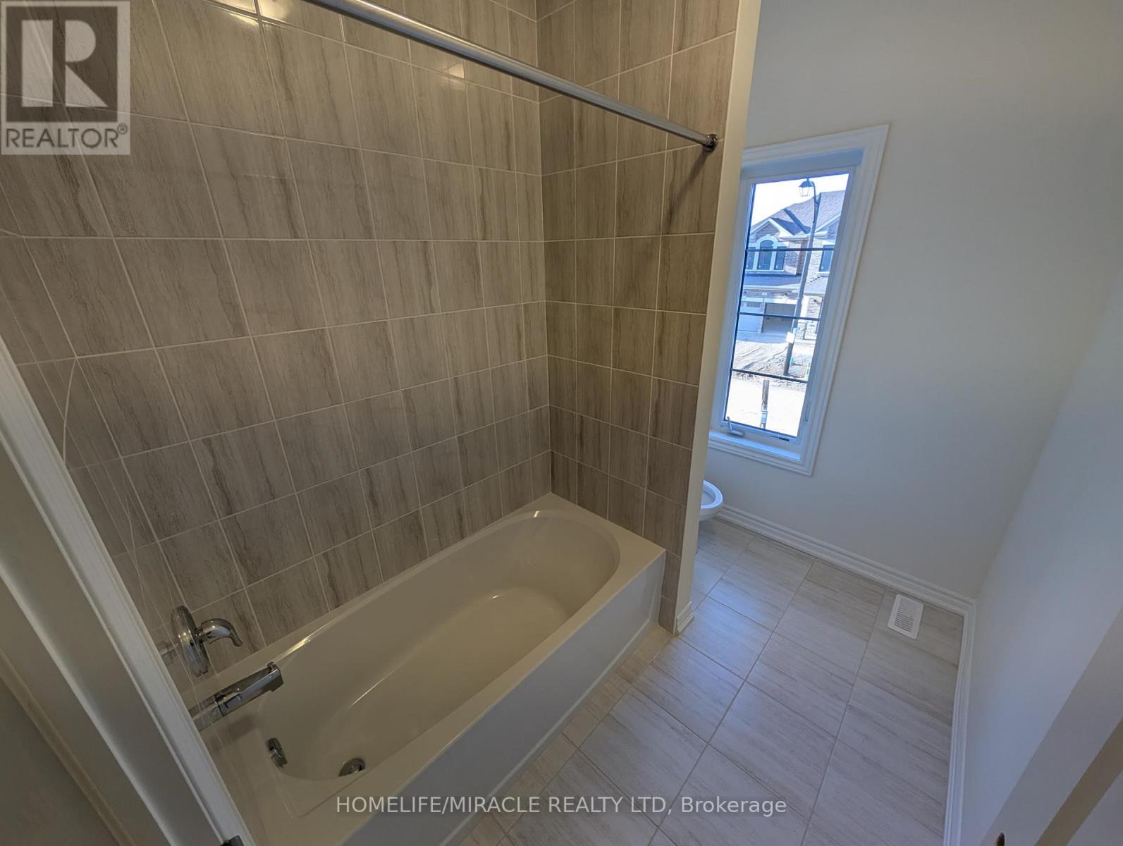 47 Arnold Circle, Brampton, Ontario  L7A 0B8 - Photo 9 - W12807036