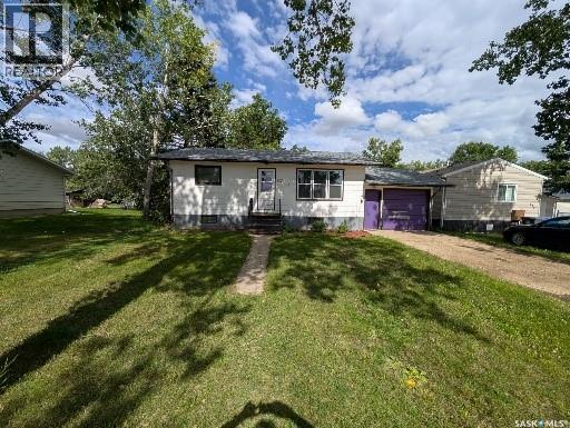 617 Peterson Avenue, Radville, Saskatchewan  S0C 2G0 - Photo 1 - SK028945