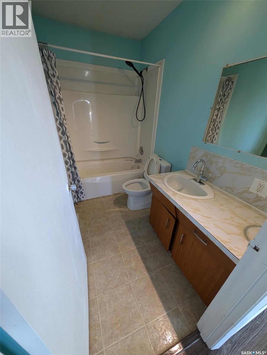 617 Peterson Avenue, Radville, Saskatchewan  S0C 2G0 - Photo 10 - SK028945