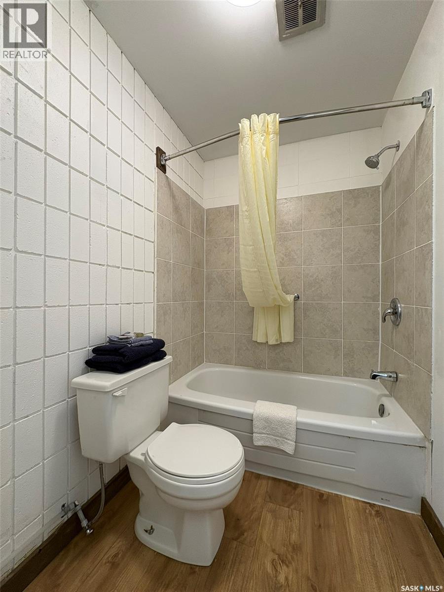 101 Center Street, Assiniboia, Saskatchewan  S0H 0B0 - Photo 11 - SK028904
