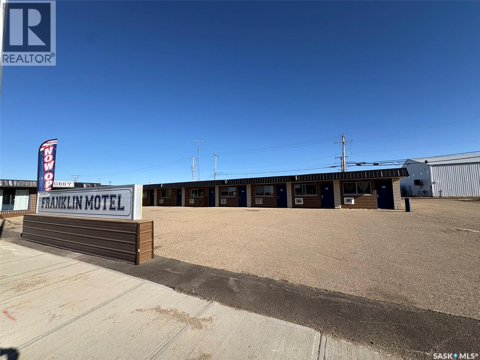 101 Center Street, Assiniboia, Saskatchewan  S0H 0B0 - Photo 3 - SK028904