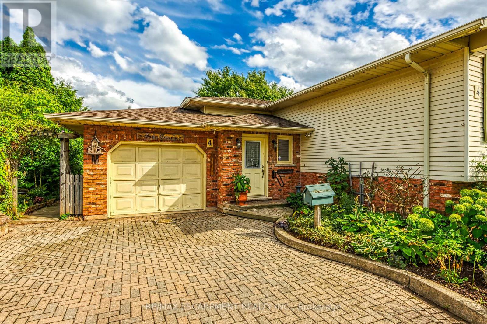 4 Hunter Road, Grimsby, Ontario  L3M 4A4 - Photo 3 - X12807130