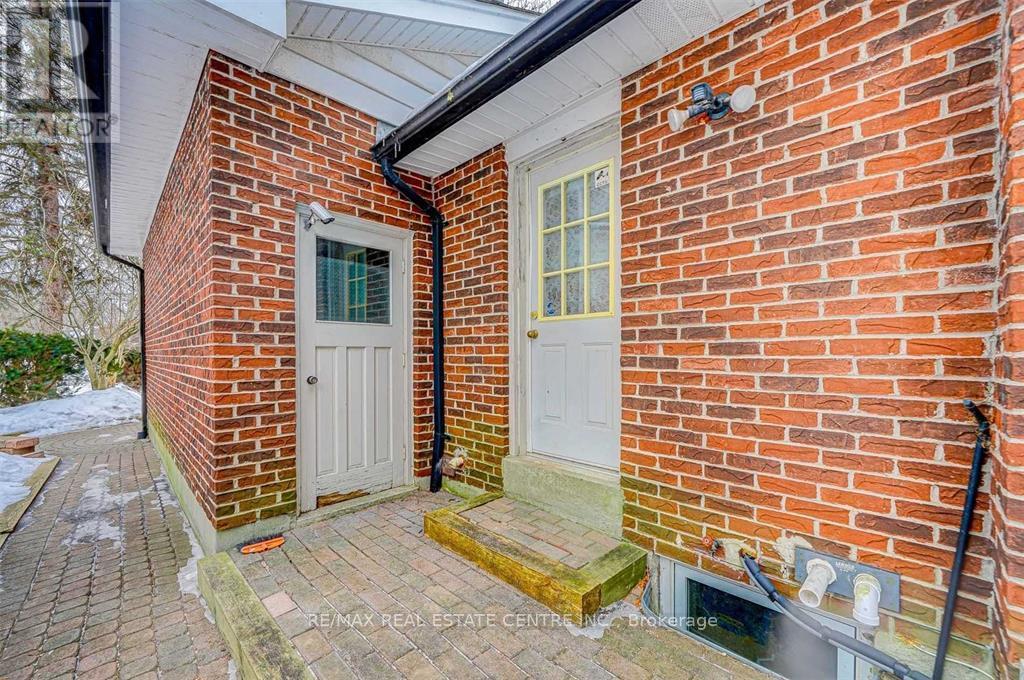 Legal Basement Unit - 1390 Conliffe Court, Mississauga, Ontario  L5C 1R3 - Photo 10 - W12650914