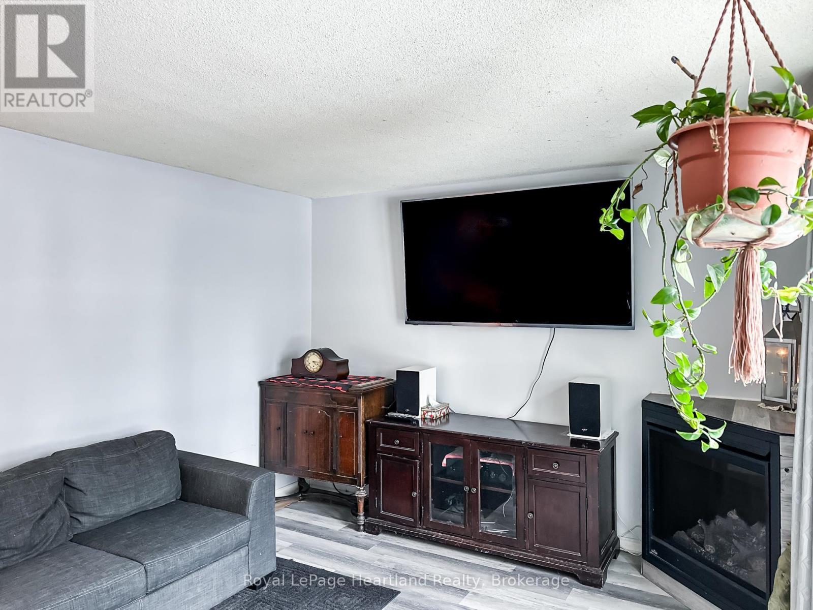 21 St Charles Place, Huron East (Vanastra), Ontario  N0M 1L0 - Photo 5 - X12807186