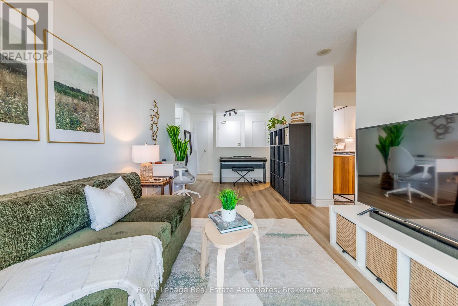 901 - 155 Hillcrest Avenue, Mississauga, Ontario  L5B 3Z2 - Photo 5 - W12807176