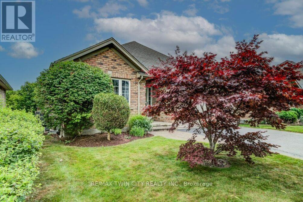 670 Salzburg Drive, Waterloo, Ontario  N2V 2N8 - Photo 2 - X12807238