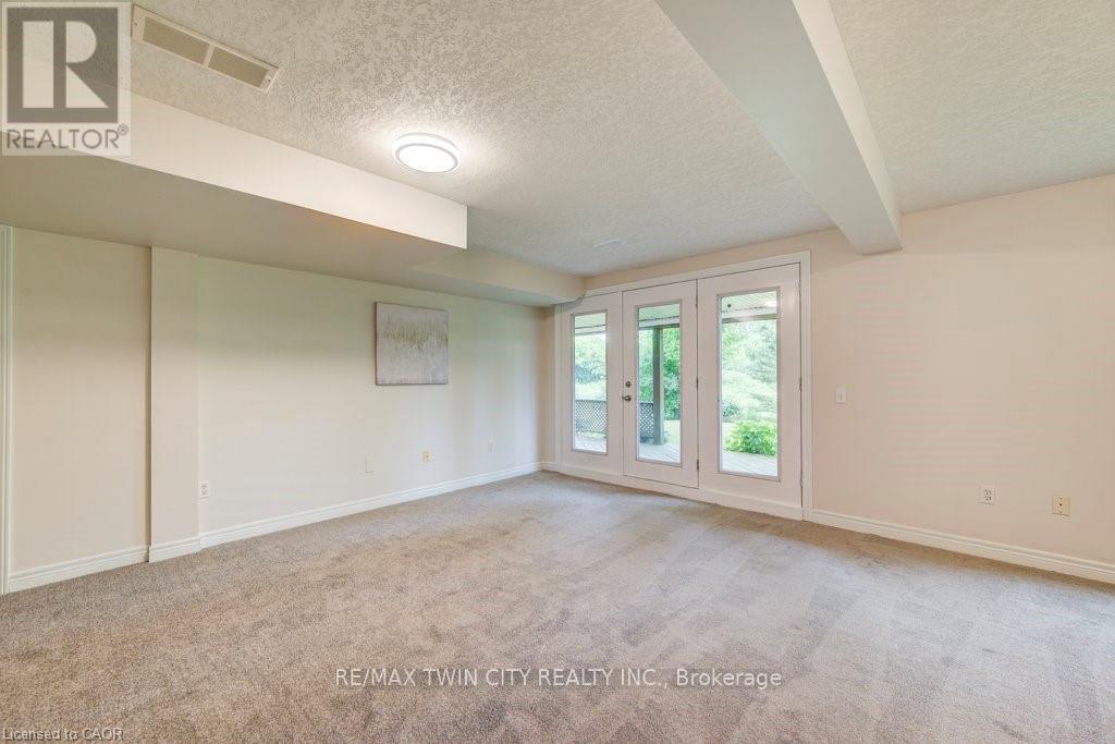 670 Salzburg Drive, Waterloo, Ontario  N2V 2N8 - Photo 39 - X12807238