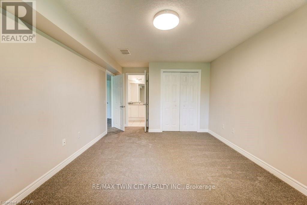 670 Salzburg Drive, Waterloo, Ontario  N2V 2N8 - Photo 41 - X12807238