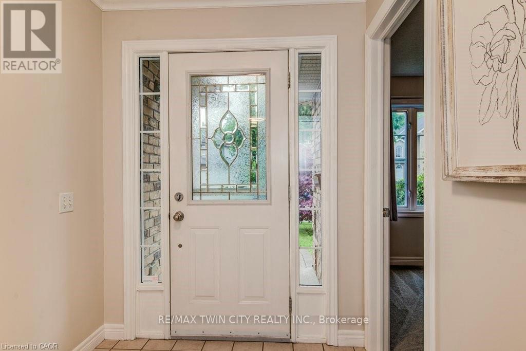 670 Salzburg Drive, Waterloo, Ontario  N2V 2N8 - Photo 5 - X12807238