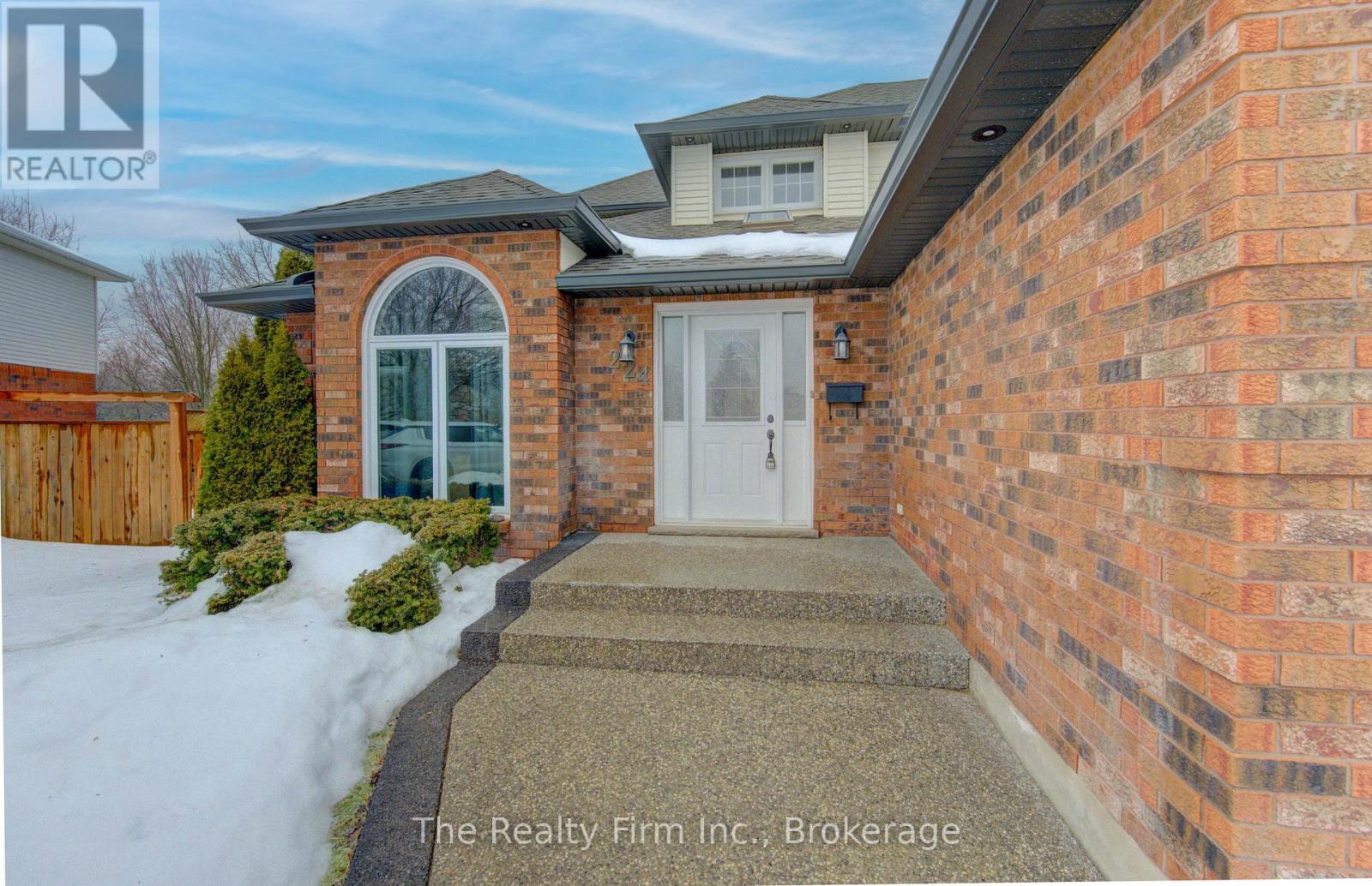 224 Brembel Court, Kitchener, Ontario  N2B 3T7 - Photo 2 - X12807452