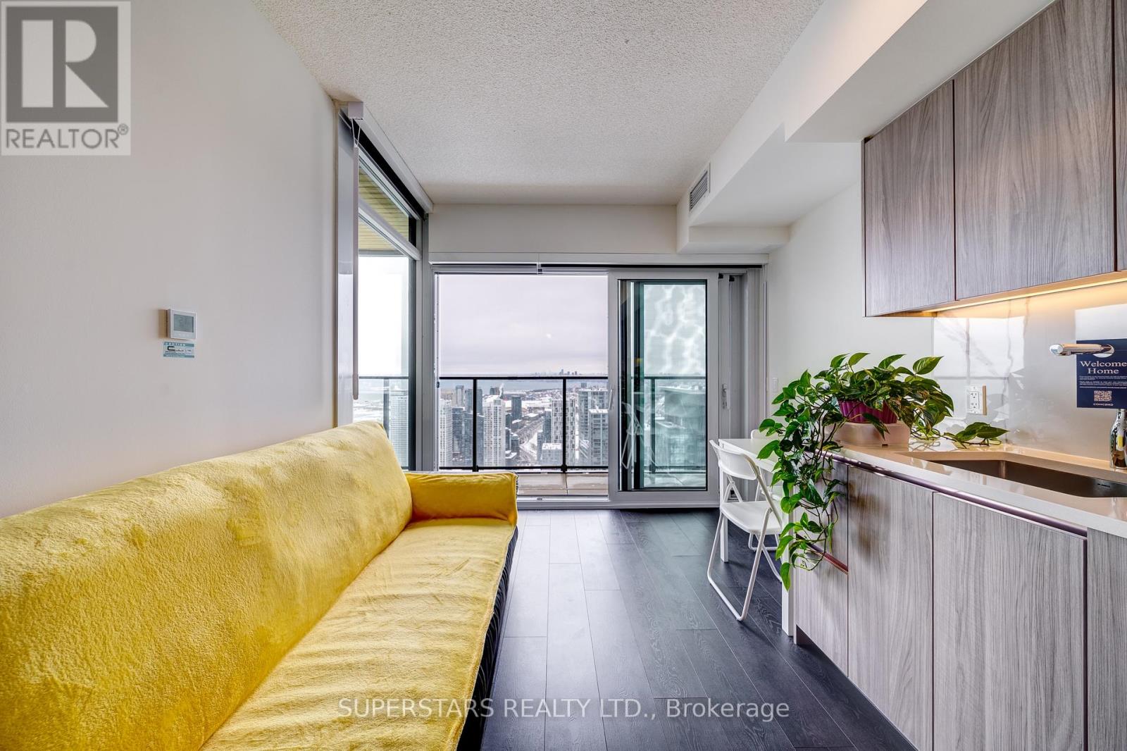 5712 - 3 Concord Cityplace Way, Toronto, Ontario  M5V 0X4 - Photo 5 - C12804502