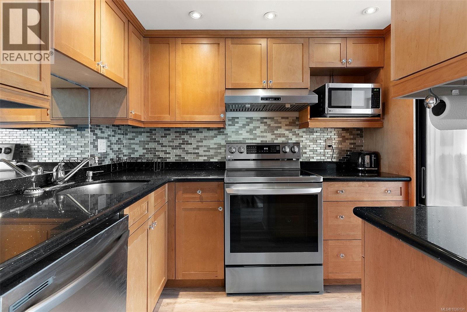 104 325 Maitland St, Victoria, British Columbia  V9A 7E9 - Photo 3 - 1026131