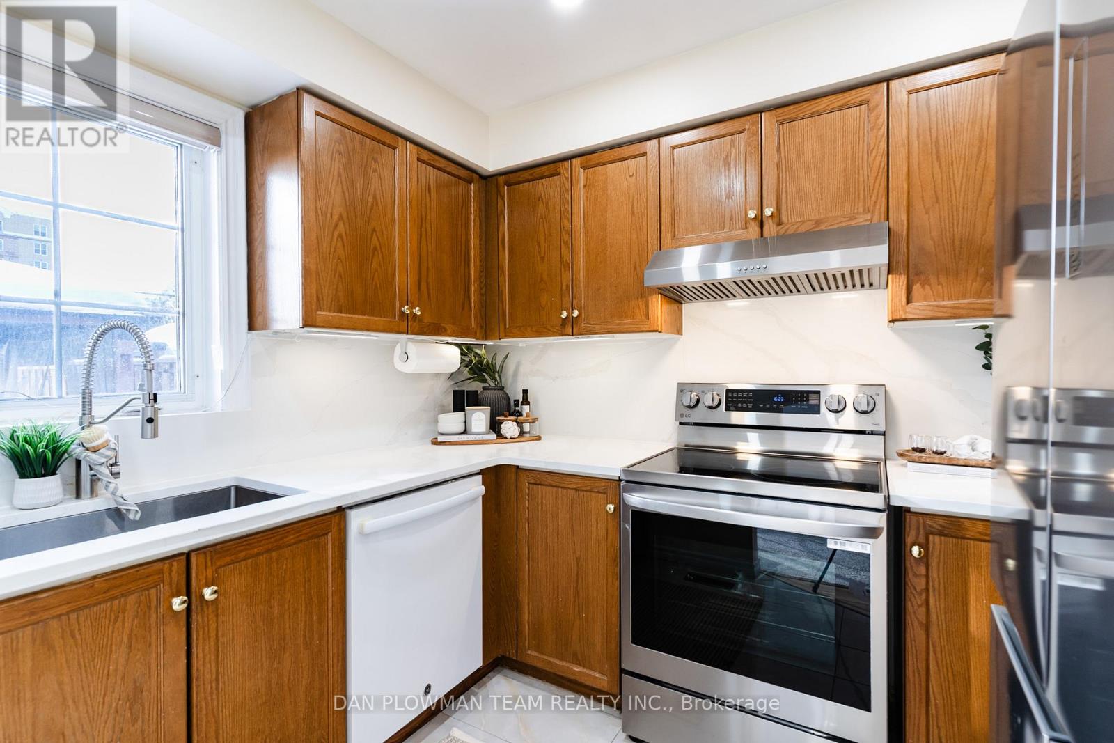 8 Oglevie Drive, Whitby, Ontario  L1R 2Y4 - Photo 18 - E12798968