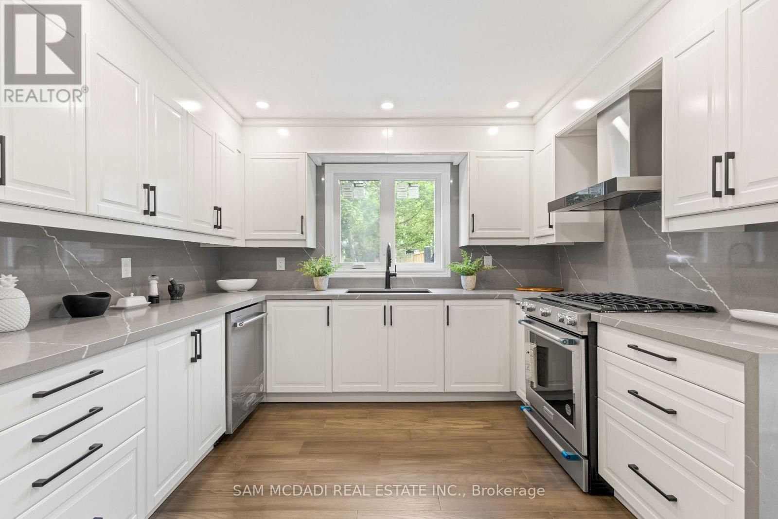 2535 Robin Drive, Mississauga, Ontario  L5K 2G2 - Photo 12 - W12807278