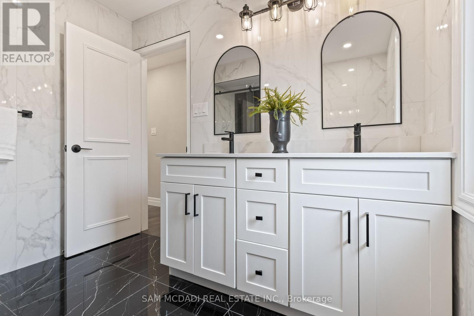 2535 Robin Drive, Mississauga, Ontario  L5K 2G2 - Photo 21 - W12807278