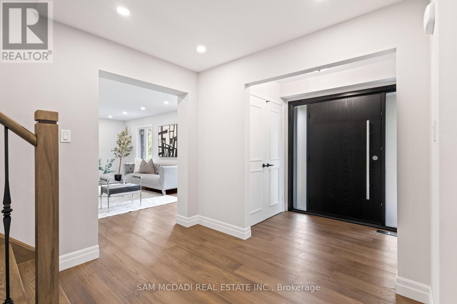 2535 Robin Drive, Mississauga, Ontario  L5K 2G2 - Photo 3 - W12807278