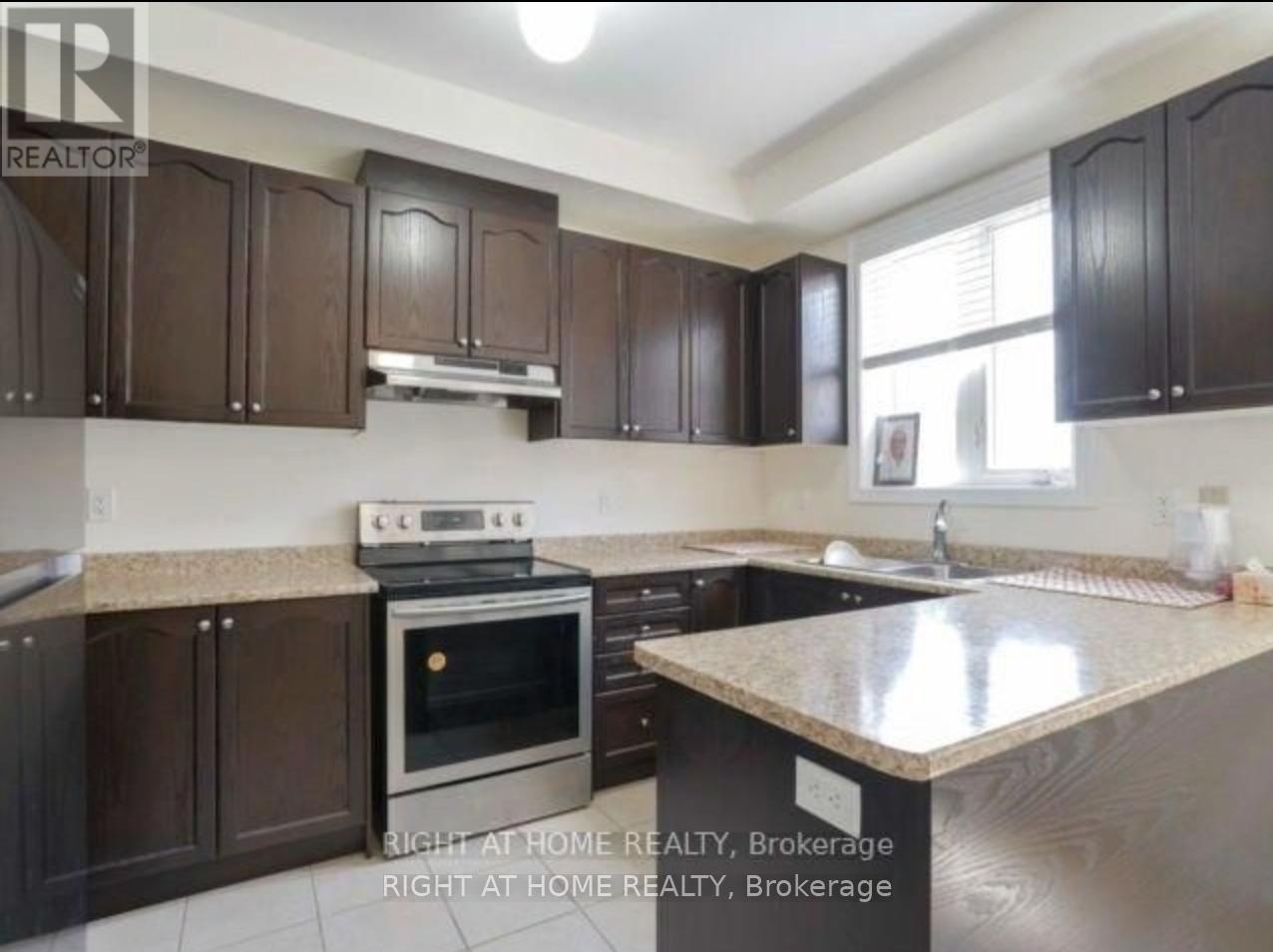 90 New Pines Trail, Brampton, Ontario  L6Z 0B4 - Photo 7 - W12807302