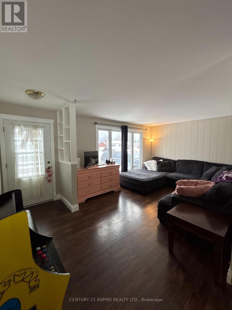 9 James Street, Petawawa, Ontario  K8H 3B4 - Photo 5 - X12642430