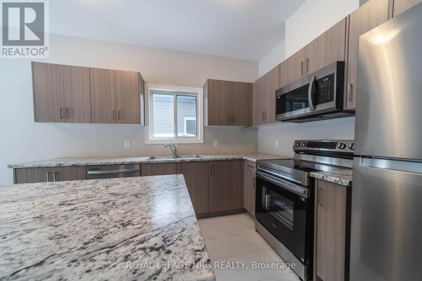 91 Willson Drive, Thorold, Ontario  L2V 0M4 - Photo 4 - X12807554