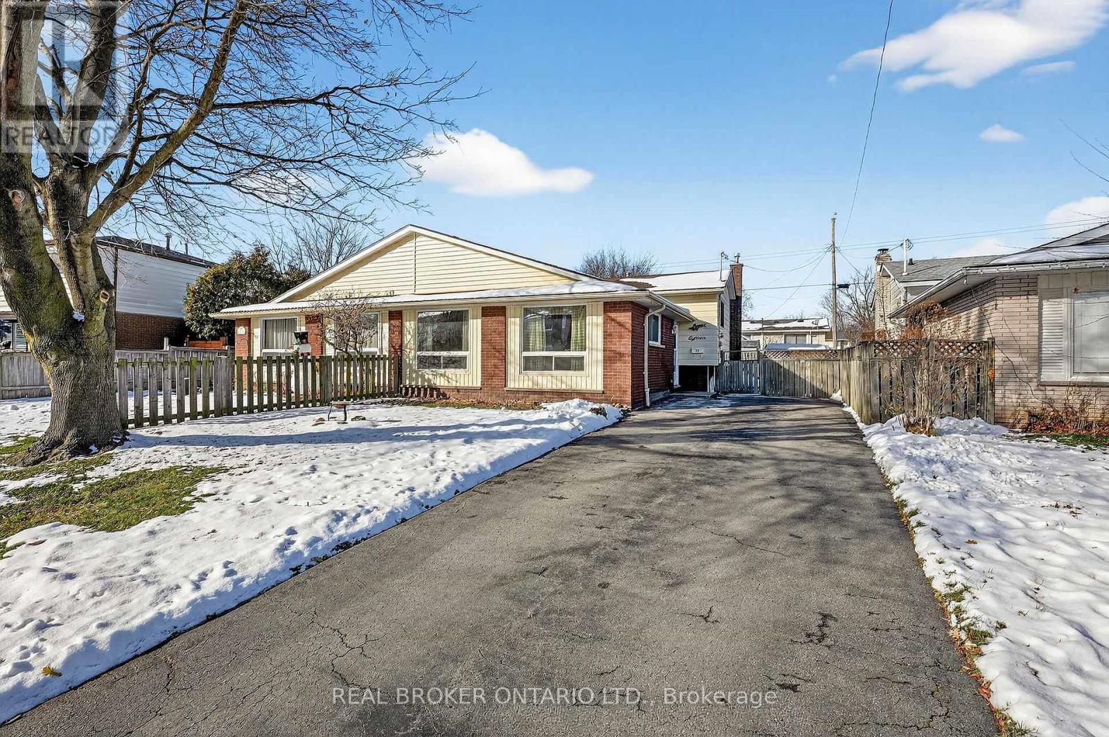 18 FAIRWAY DRIVE, Hamilton, Ontario