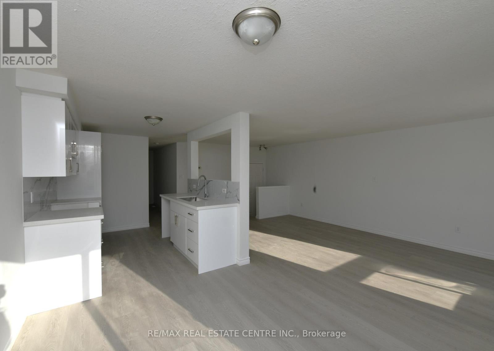 53 Foxglove Crescent, Kitchener, Ontario  N2E 3Y7 - Photo 3 - X12807564