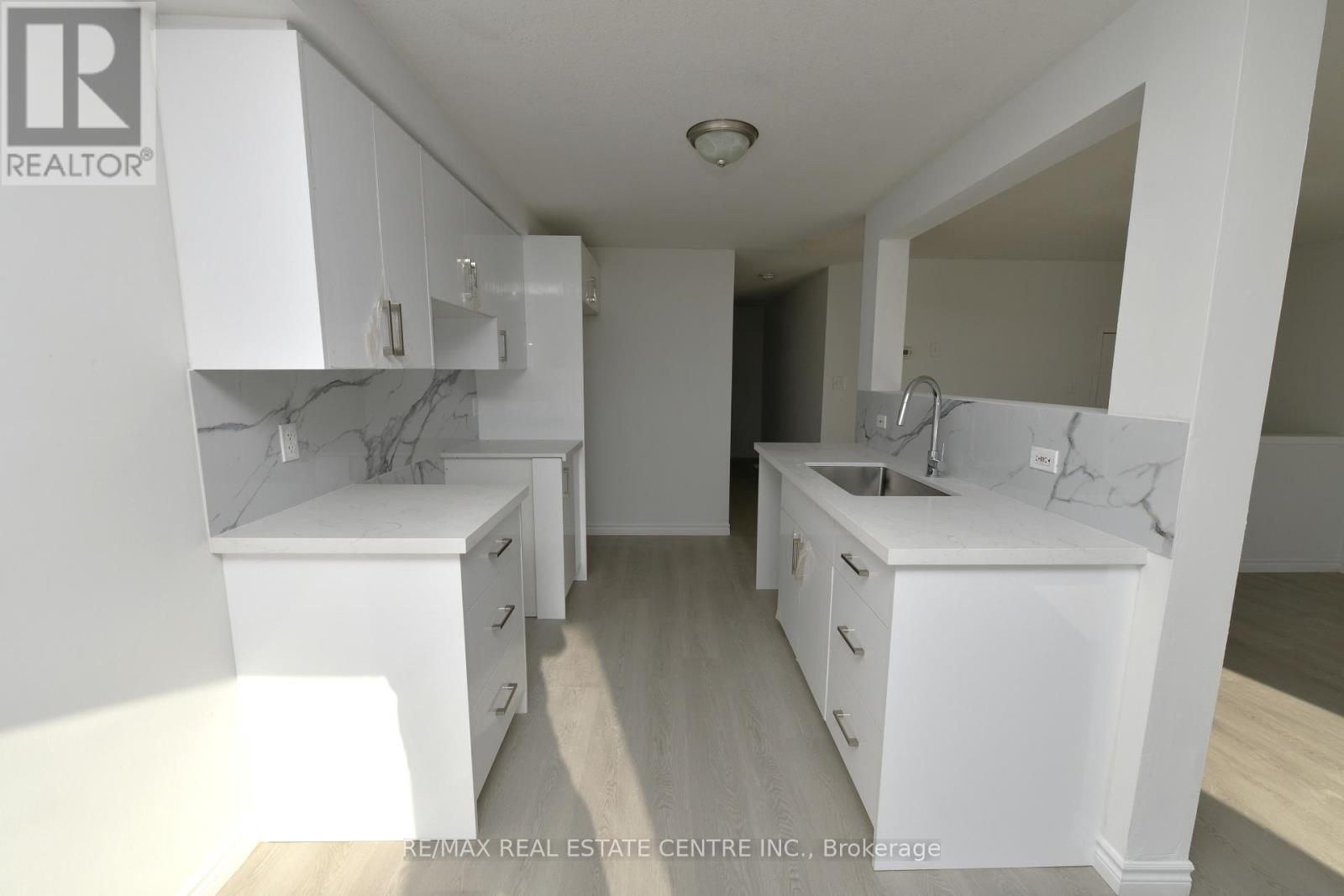 53 Foxglove Crescent, Kitchener, Ontario  N2E 3Y7 - Photo 4 - X12807564